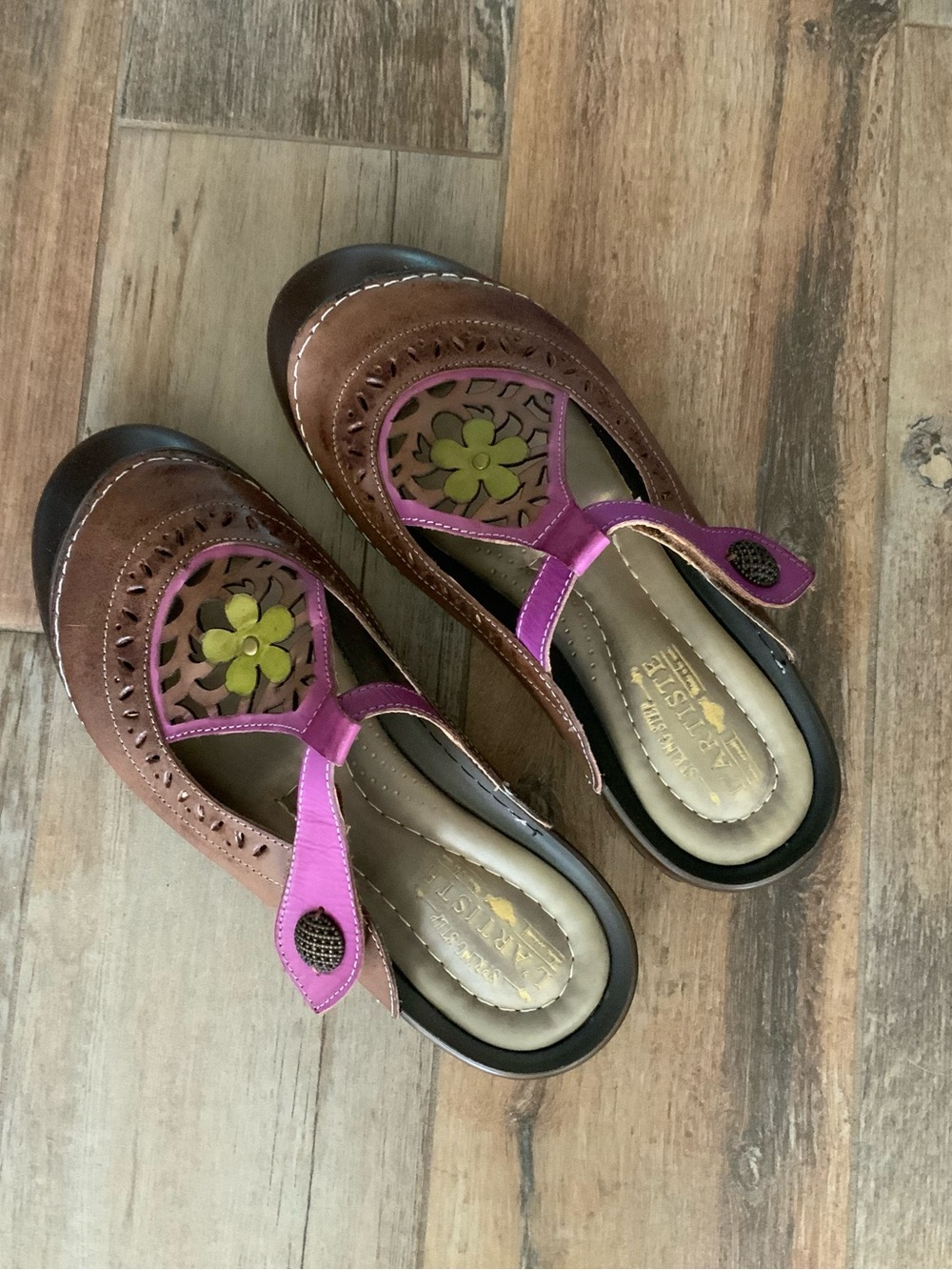 Women’s Floral Accent Brown & Pink Sandals